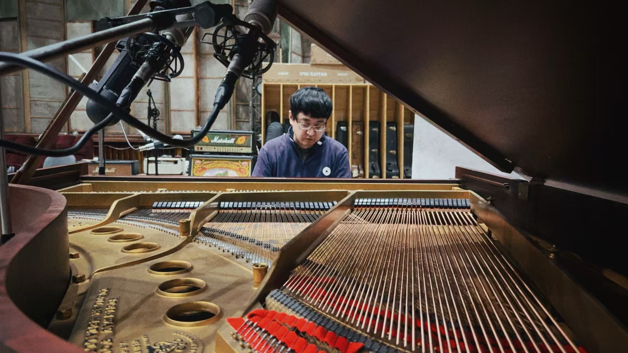傍晚六点下班，郊眠寺录音棚，Recording the band’s new song in Shijiazhuang, China